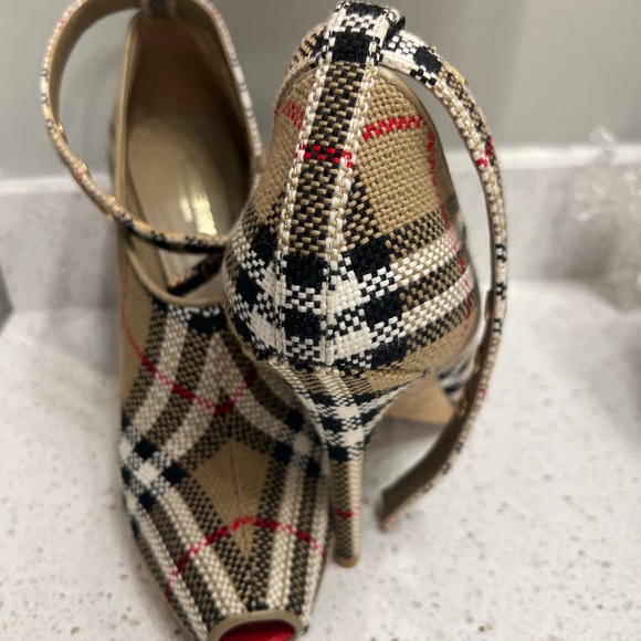 Like new burryberry heels - Picture 2 of 3